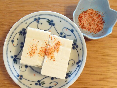 お豆腐に「ほんのりピンク色☆一味入りのお塩」